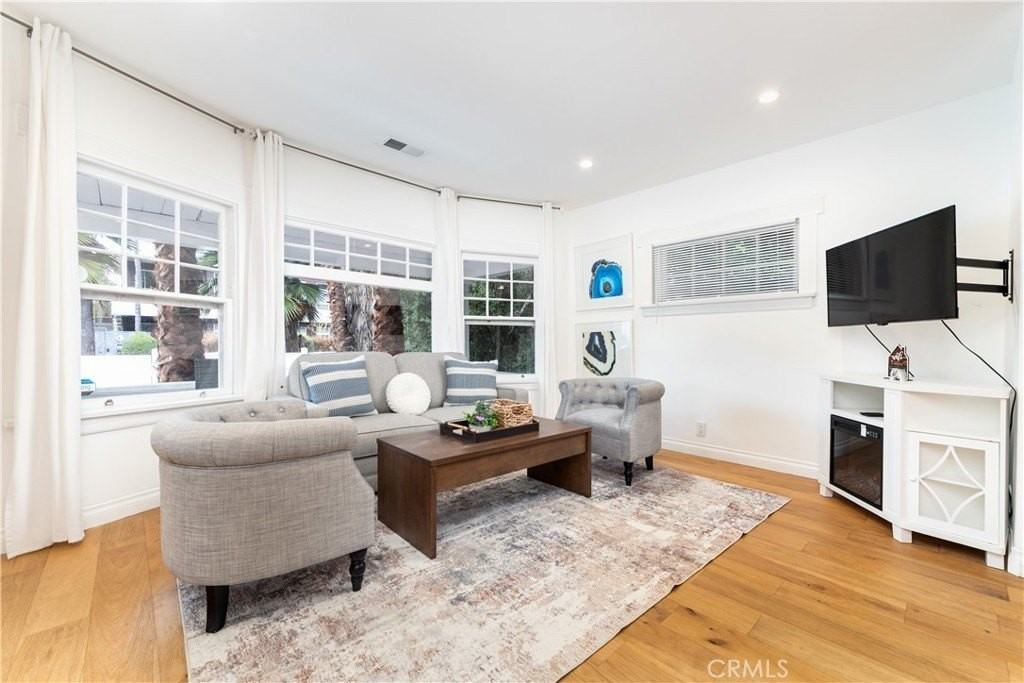 6008 Carlton Way - Photo 7 of 29