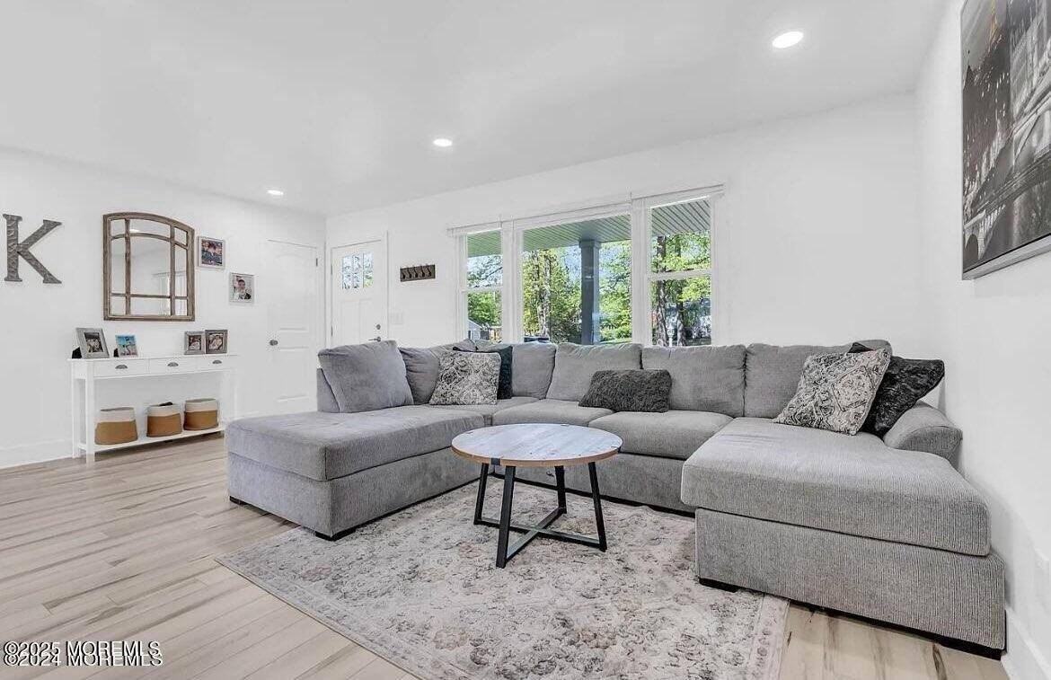 1506 Evergreen Ave - Photo 4 of 24