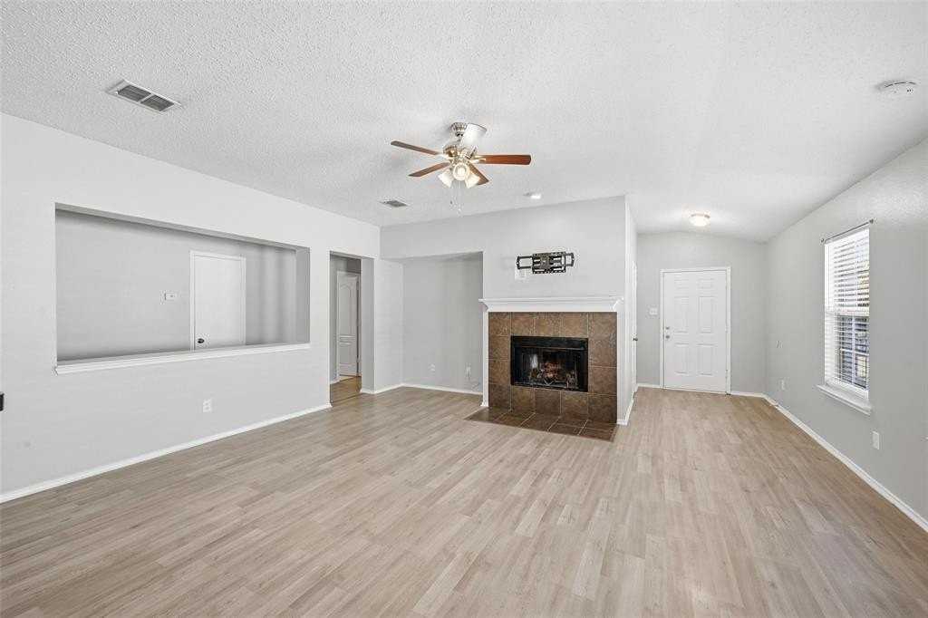 1665 Crown Point Dr - Photo 3 of 20