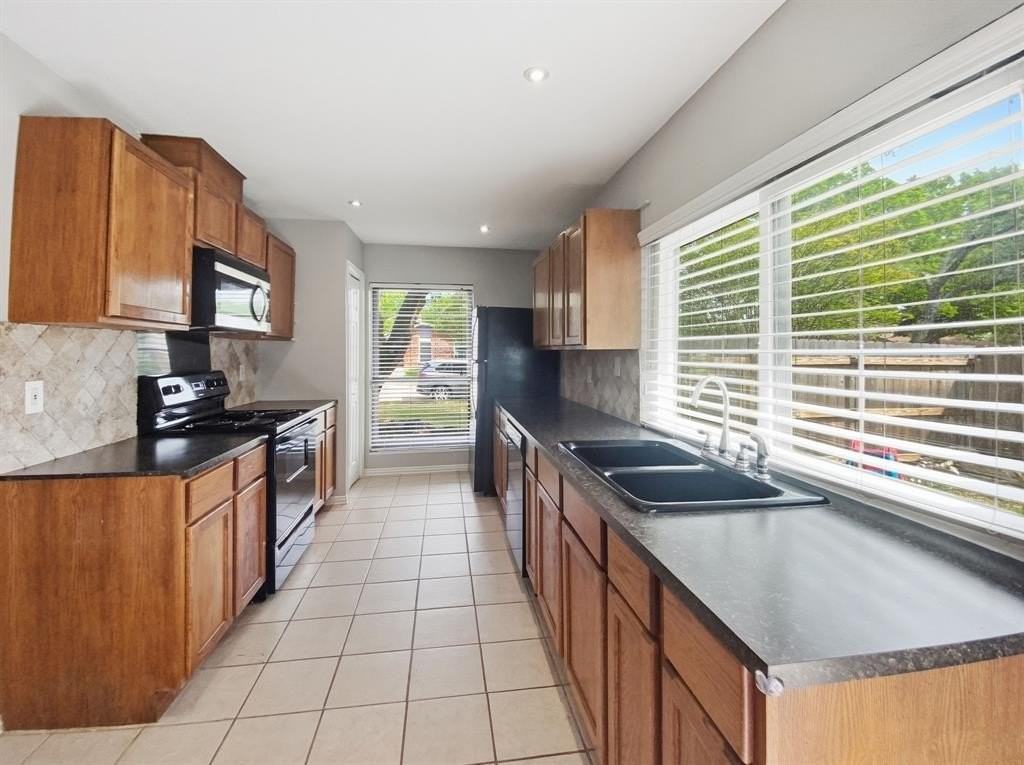 1612 Shreveport Trl - Photo 4 of 14