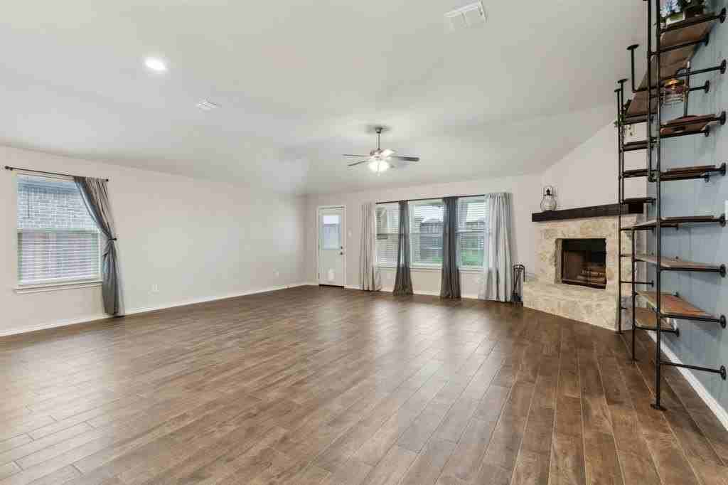 3421 Riverside Dr - Photo 6 of 37