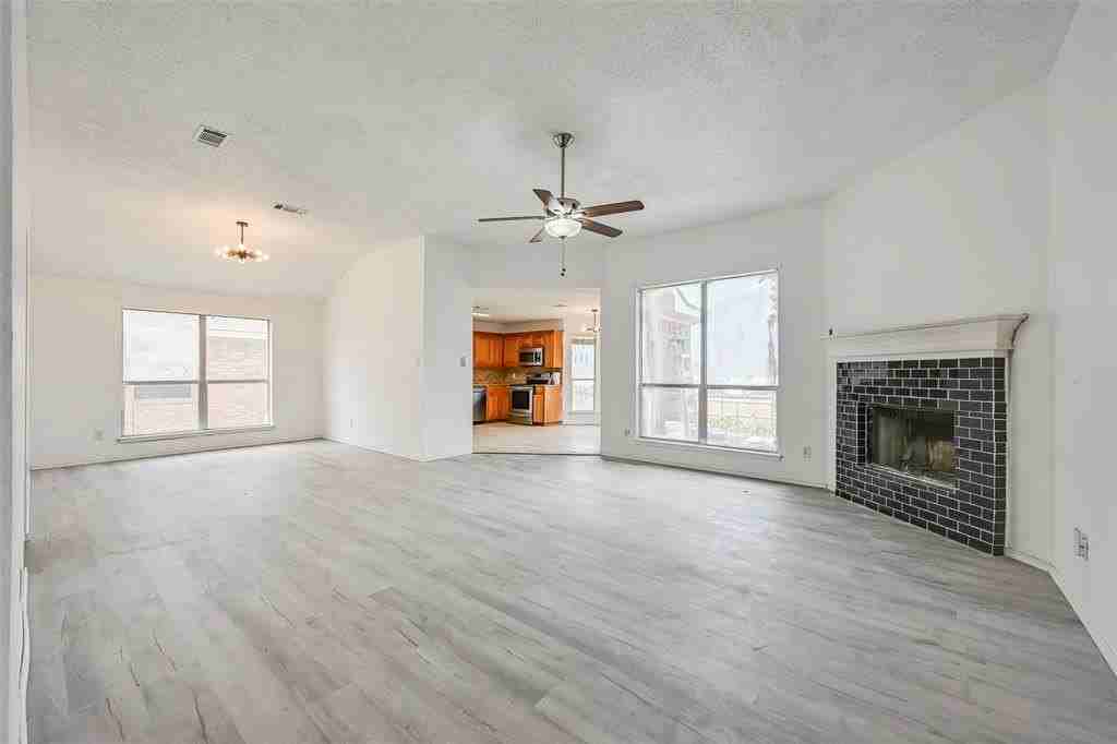 809 Elbe Dr - Photo 4 of 20