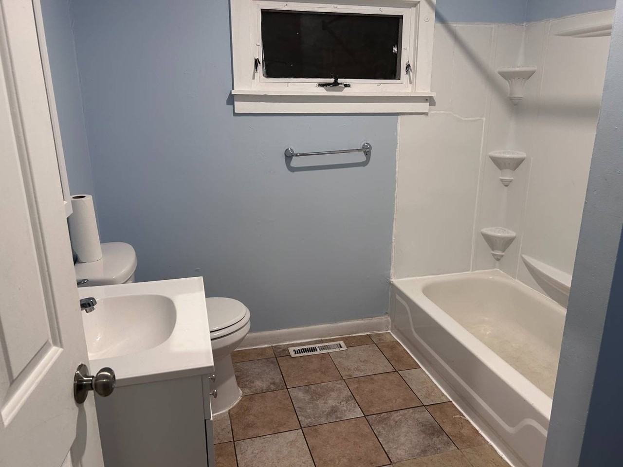 112/114 MARK AVE - Photo 2 of 5