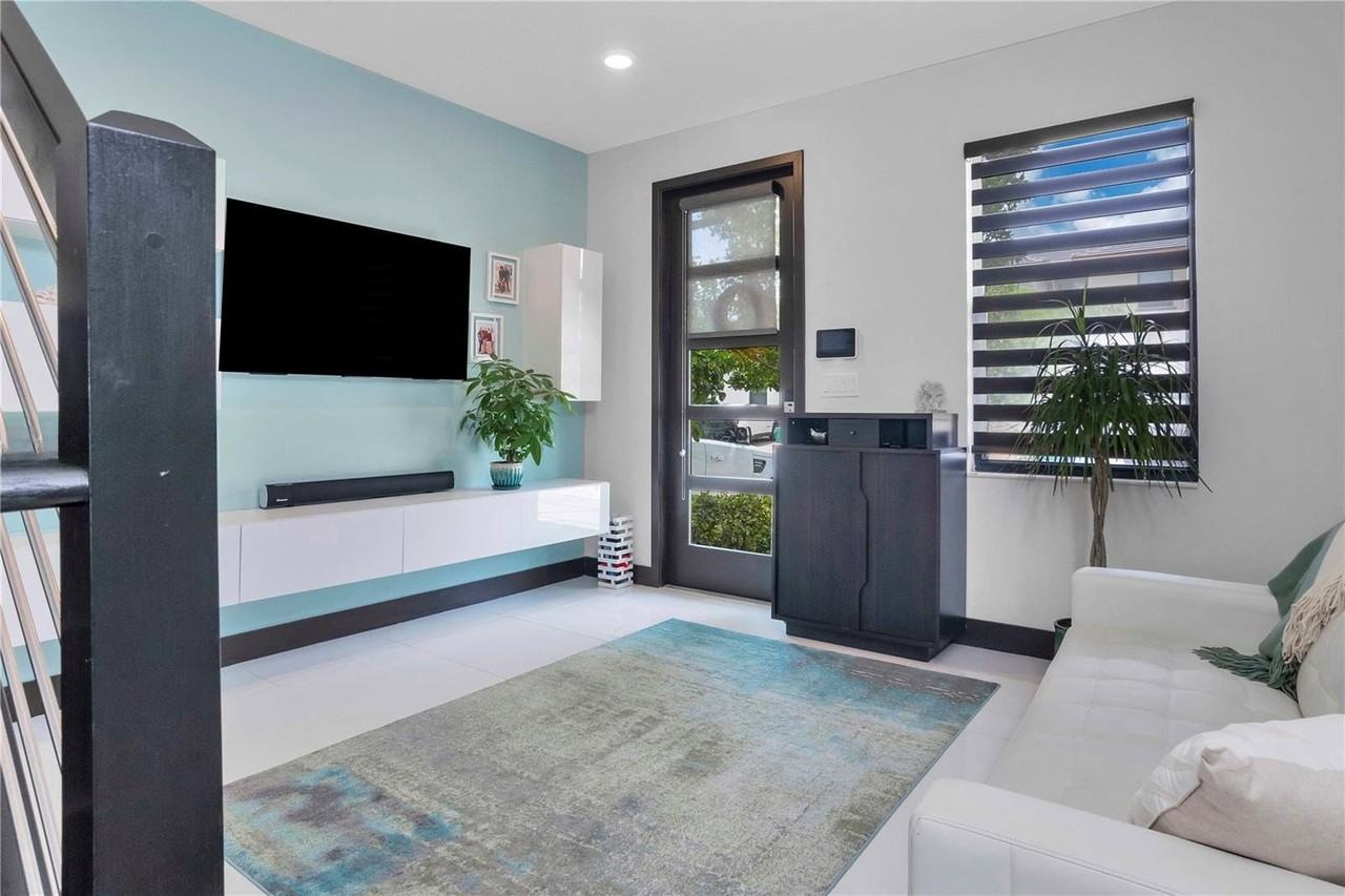 16009 Nw 91st Ct - Photo 4 of 8