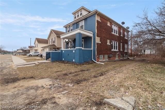 767 Navahoe St - Photo 4 of 44