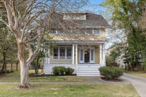 featured image of 1152 Surrey Cres