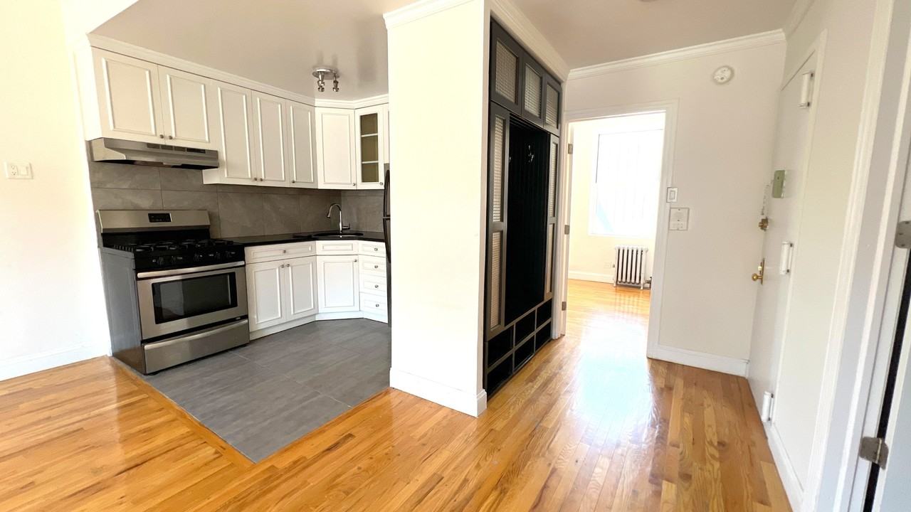 124 Smith St - Photo 4 of 8