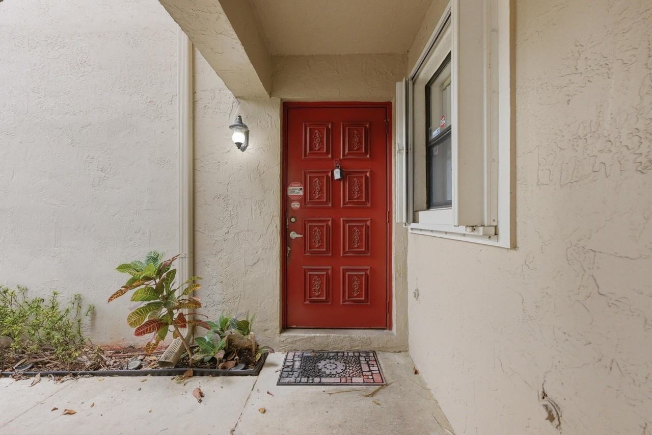 9633 Riverside Dr #E3 - Photo 3 of 31