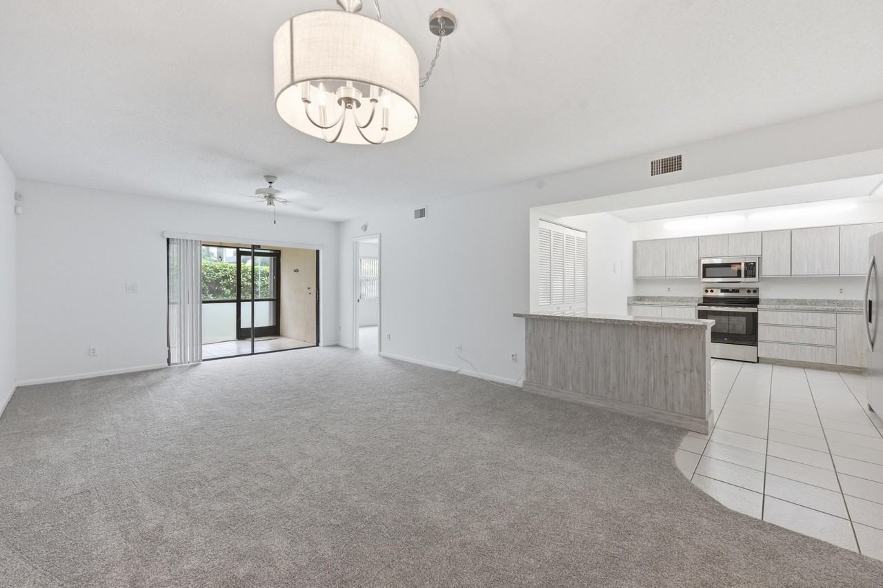 9633 Riverside Dr #E3 - Photo 5 of 31