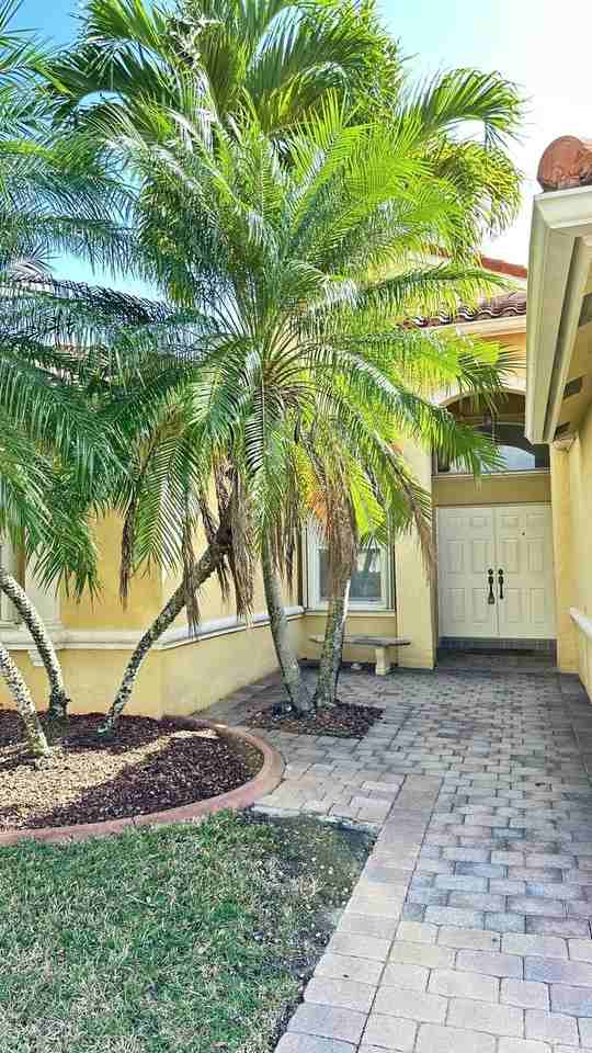 19010 Sw 10th St - Photo 5 of 50