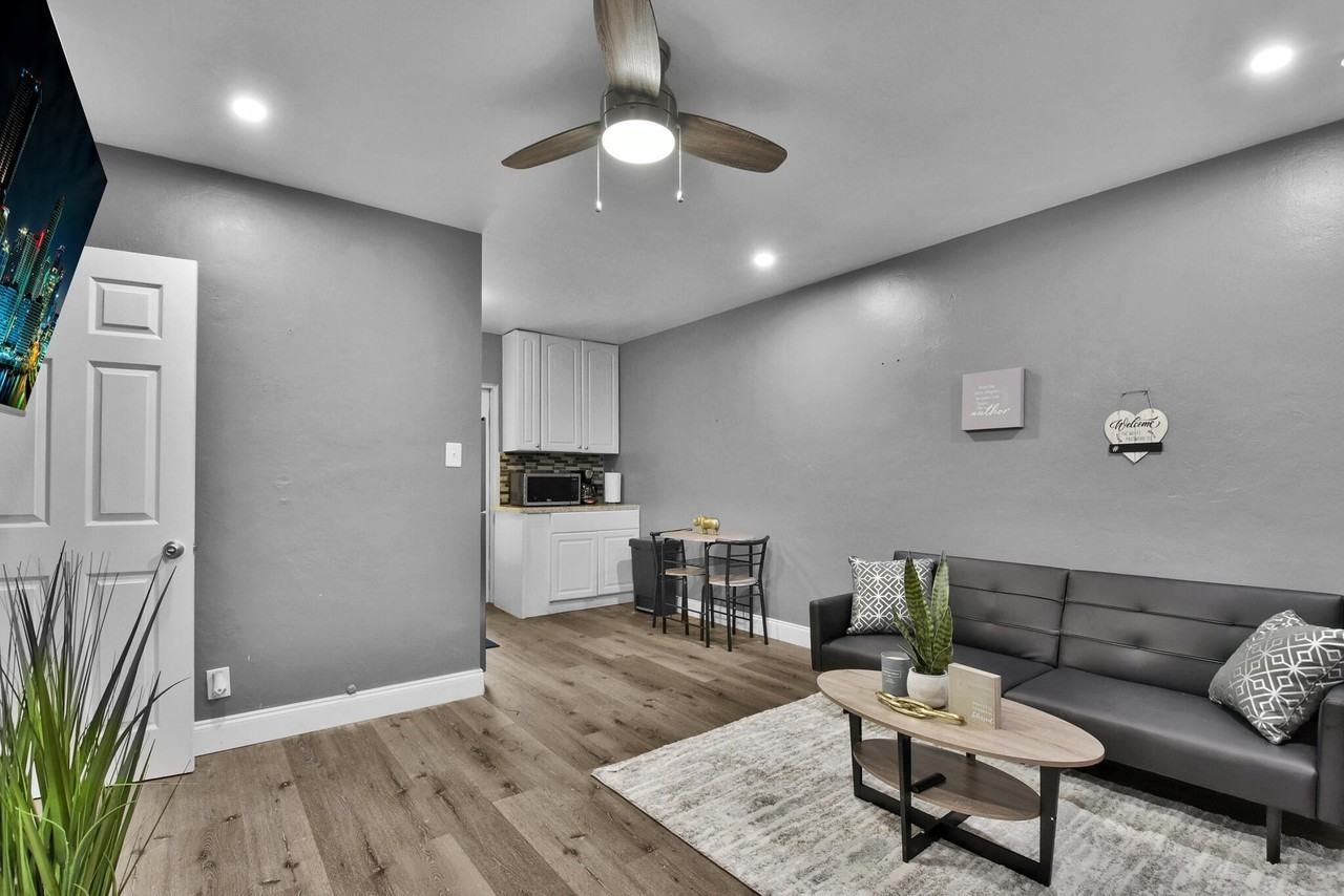 201 Se 23rd St #2 - Photo 2 of 15