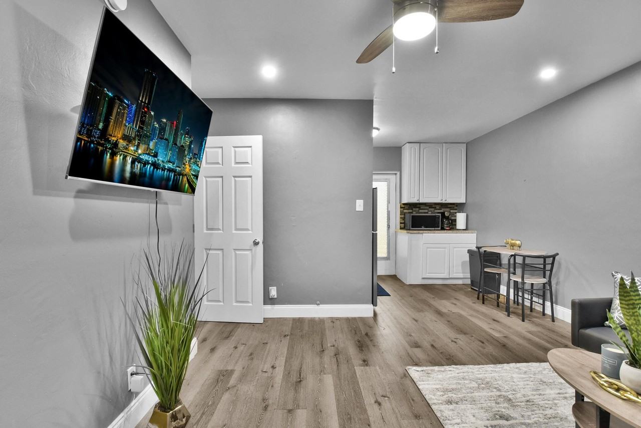 201 Se 23rd St #2 - Photo 3 of 15