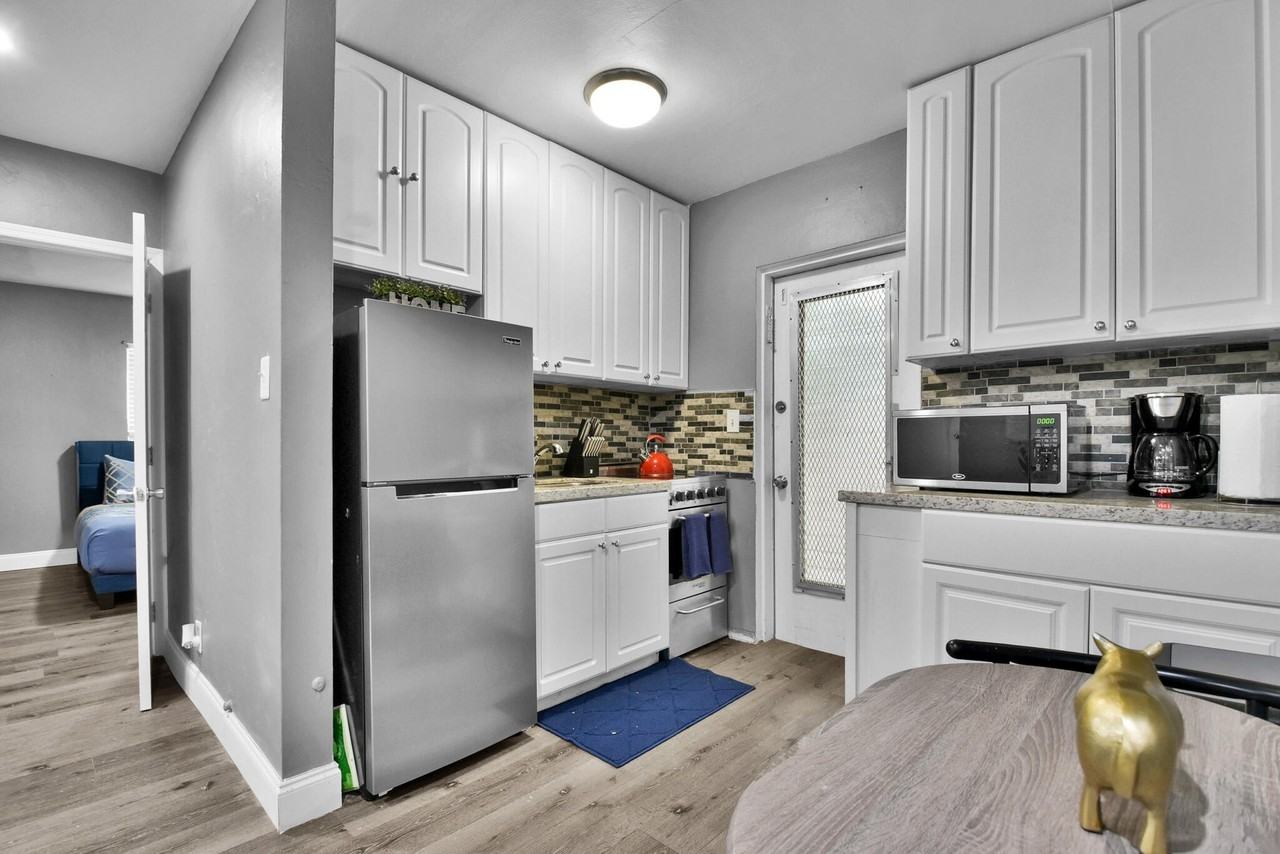 201 Se 23rd St #2 - Photo 4 of 15