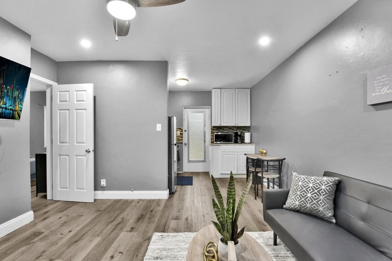 201 Se 23rd St #2 - Photo 7 of 15