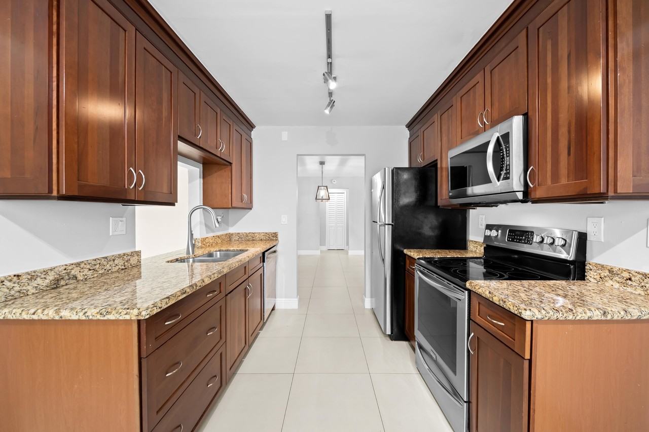313 Se 4th Ter - Photo 2 of 30