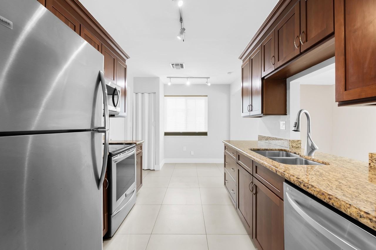 313 Se 4th Ter - Photo 3 of 30