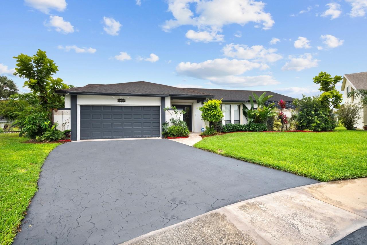 8712 Sw 52nd St - Photo 4 of 36