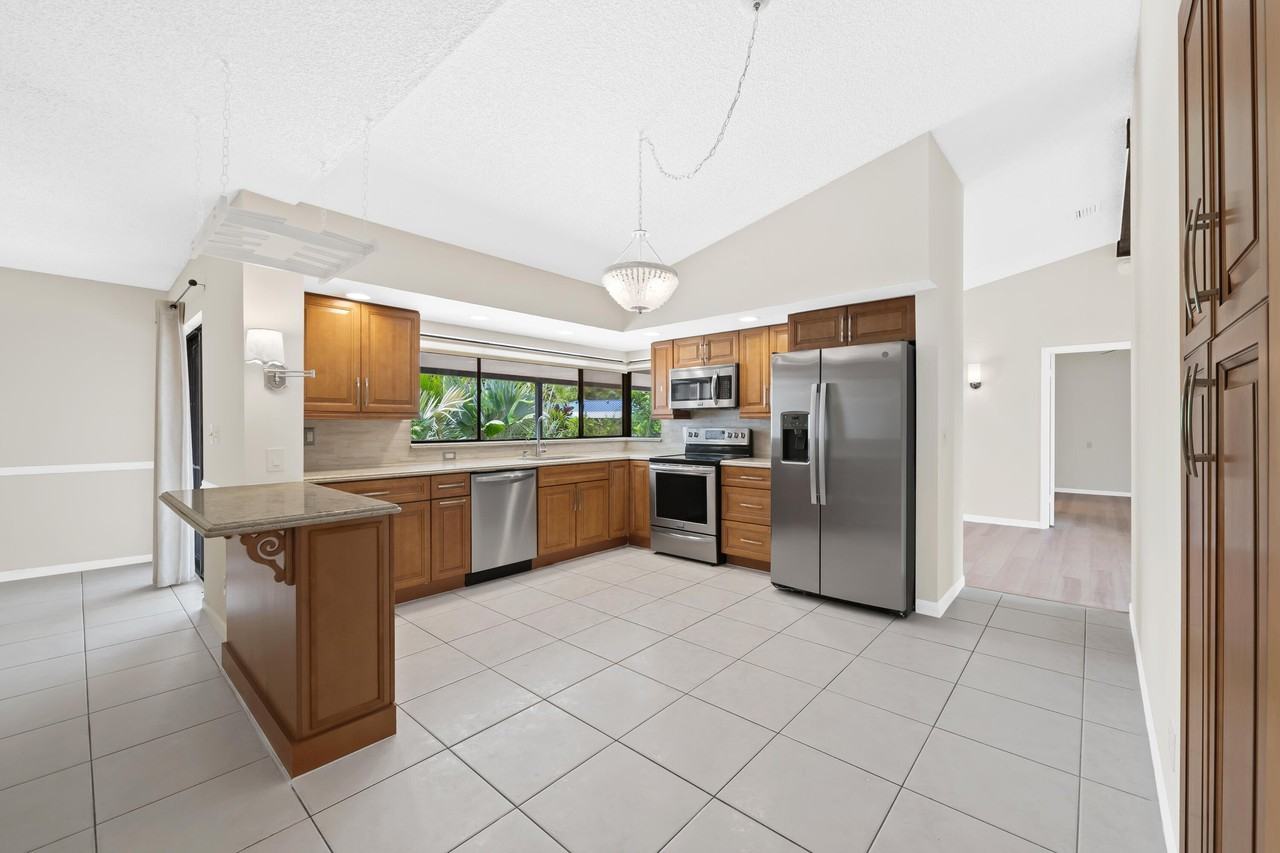 8712 Sw 52nd St - Photo 5 of 36