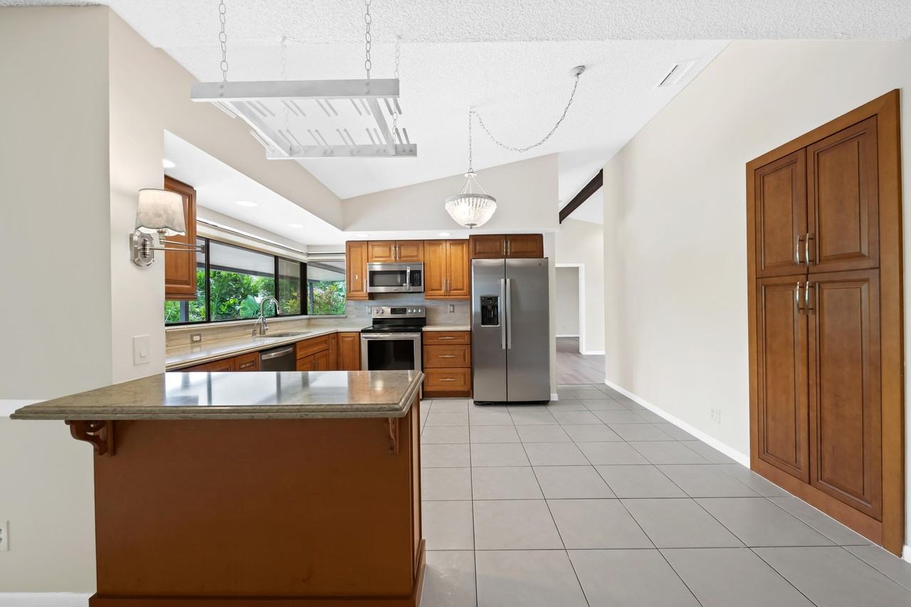 8712 Sw 52nd St - Photo 7 of 36