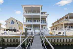 featured image of 739 N Massachusetts Ave