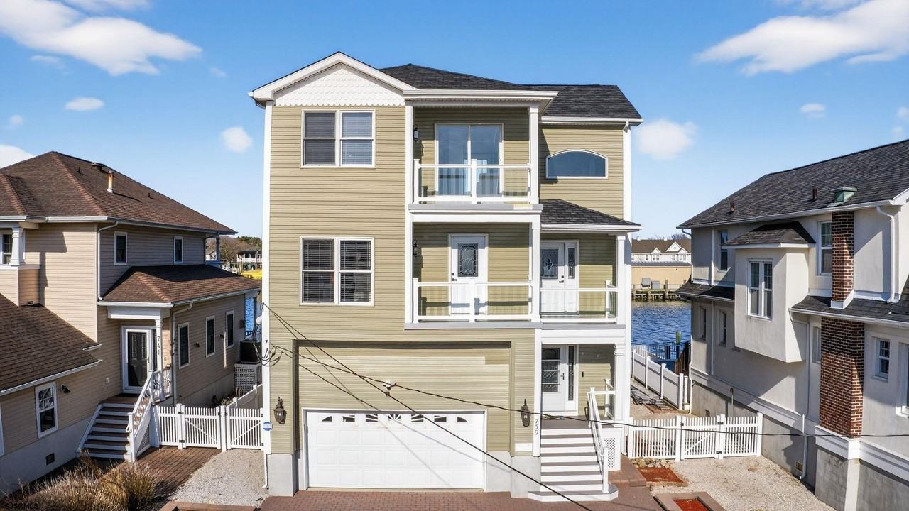 739 N Massachusetts Ave - Photo 2 of 40