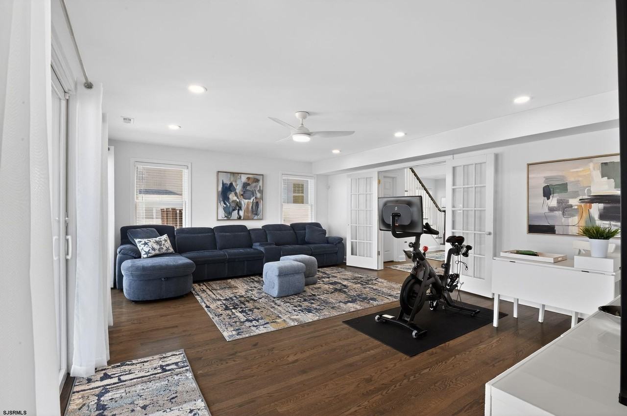 739 N Massachusetts Ave - Photo 4 of 40