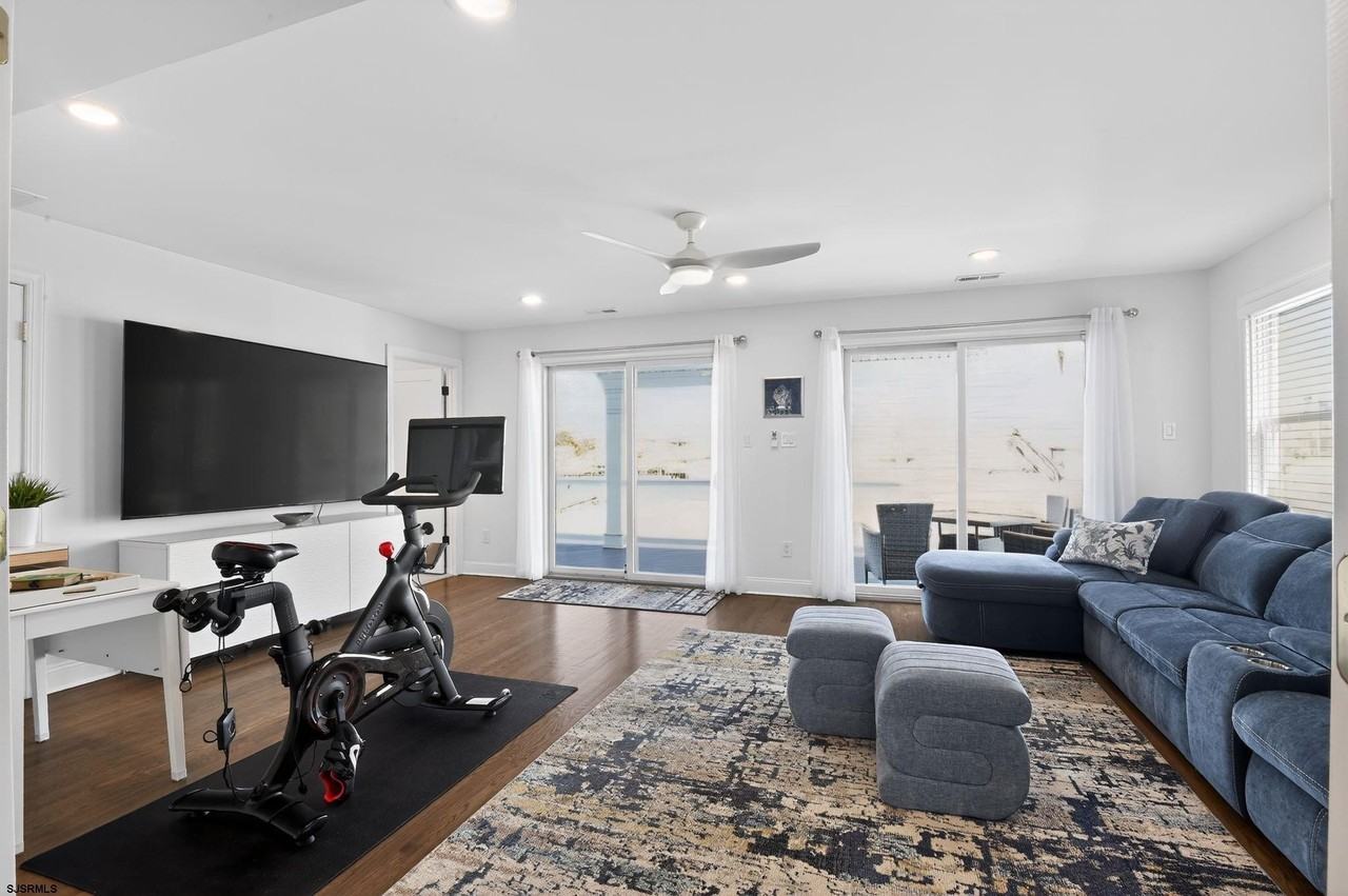 739 N Massachusetts Ave - Photo 5 of 40