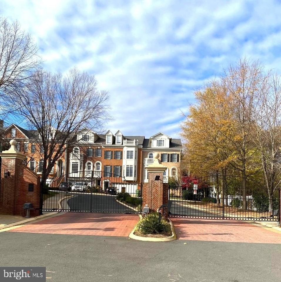 1824 Fonthill Ct Unit 21 - Photo 2 of 48