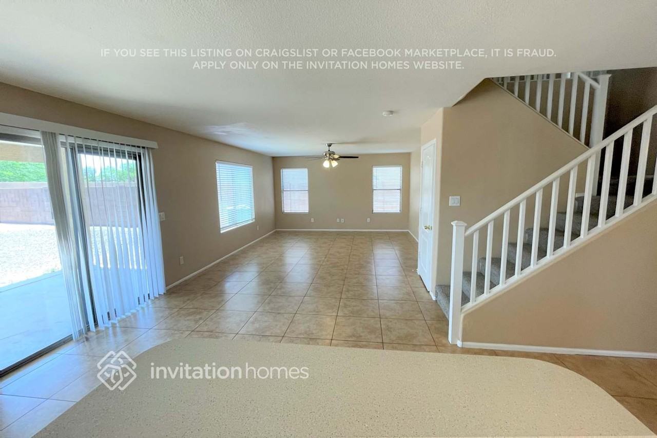 12437 W Windsor Blvd - Photo 2 of 13