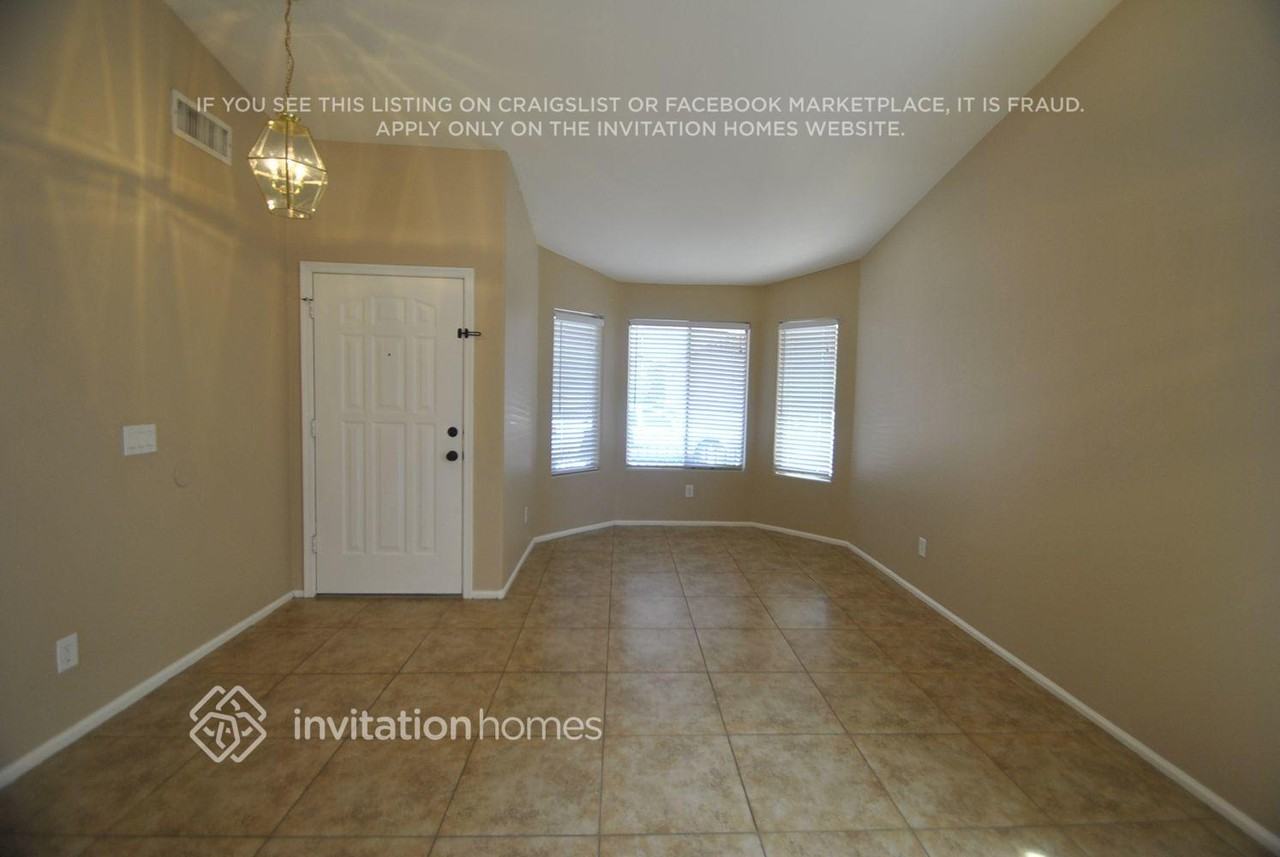 12437 W Windsor Blvd - Photo 3 of 13