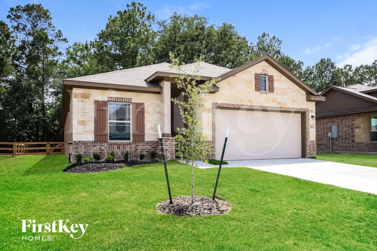 123 Lakeway Cir - Photo 2 of 15