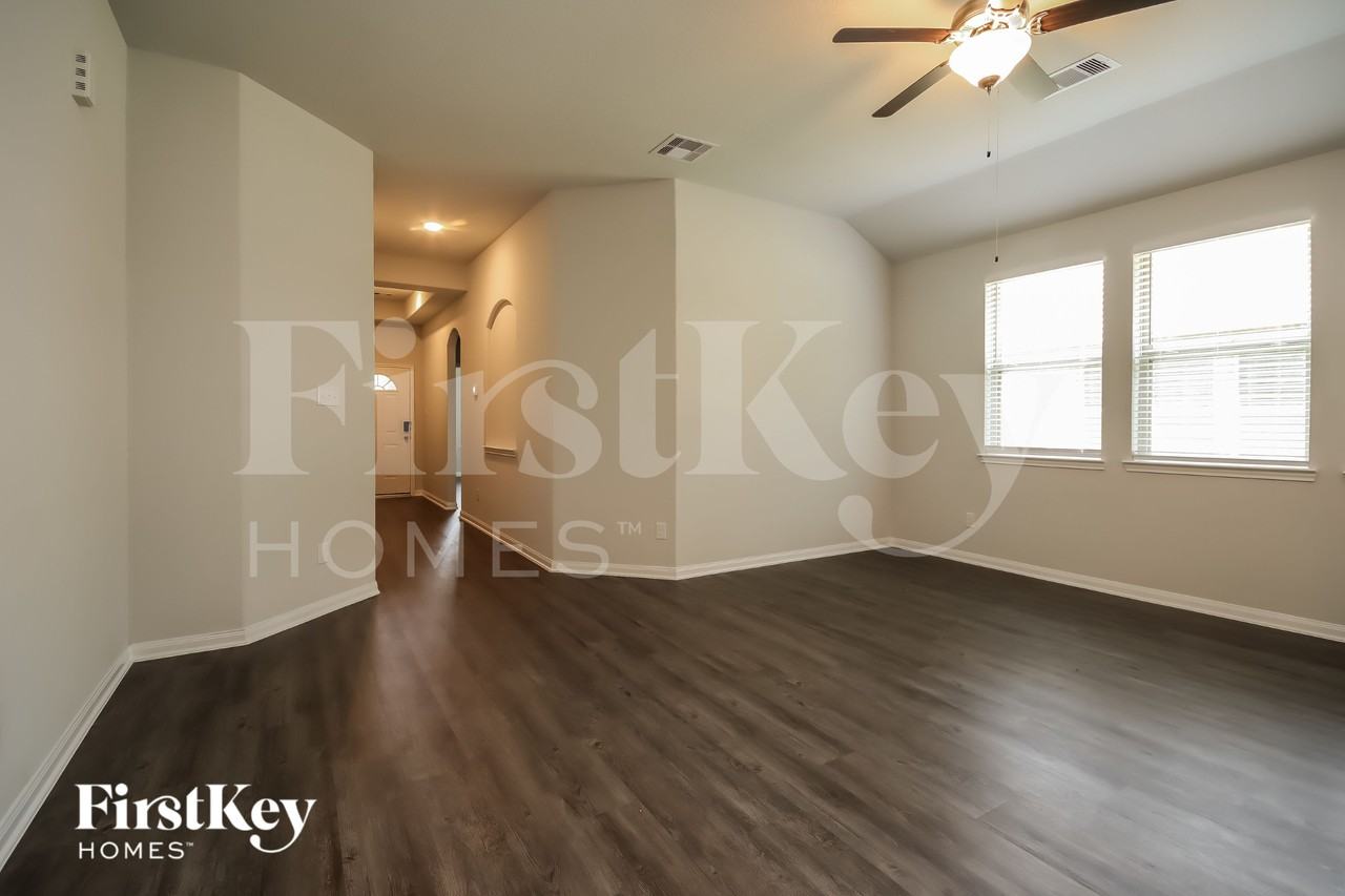 123 Lakeway Cir - Photo 3 of 15