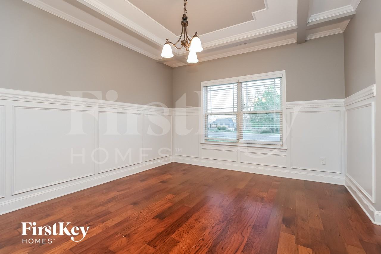 1499 Amberley Dr - Photo 4 of 15