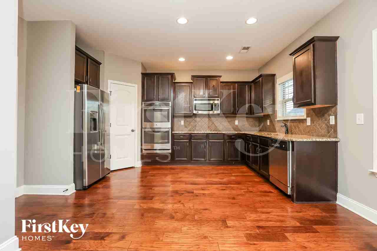 1499 Amberley Dr - Photo 5 of 15