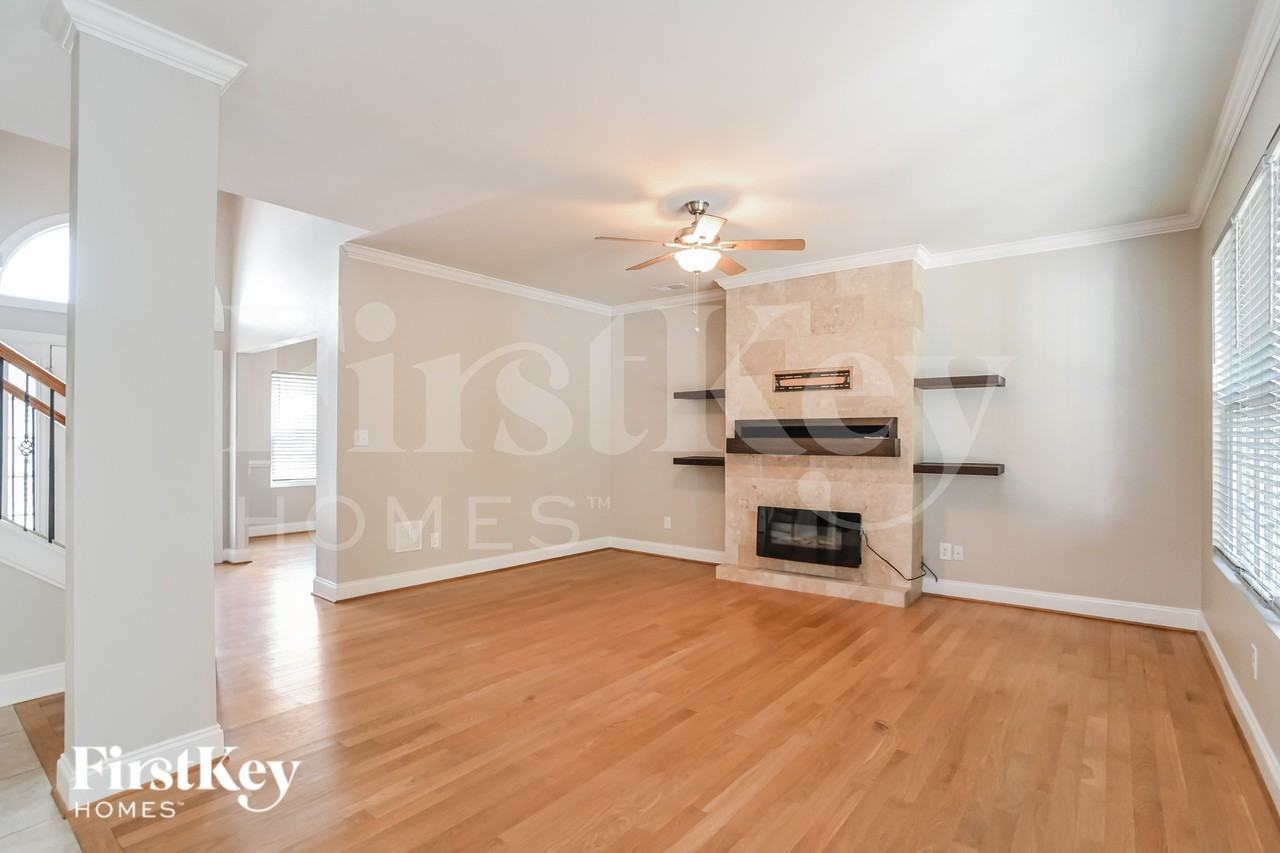 5821 Parkstone Dr - Photo 3 of 16