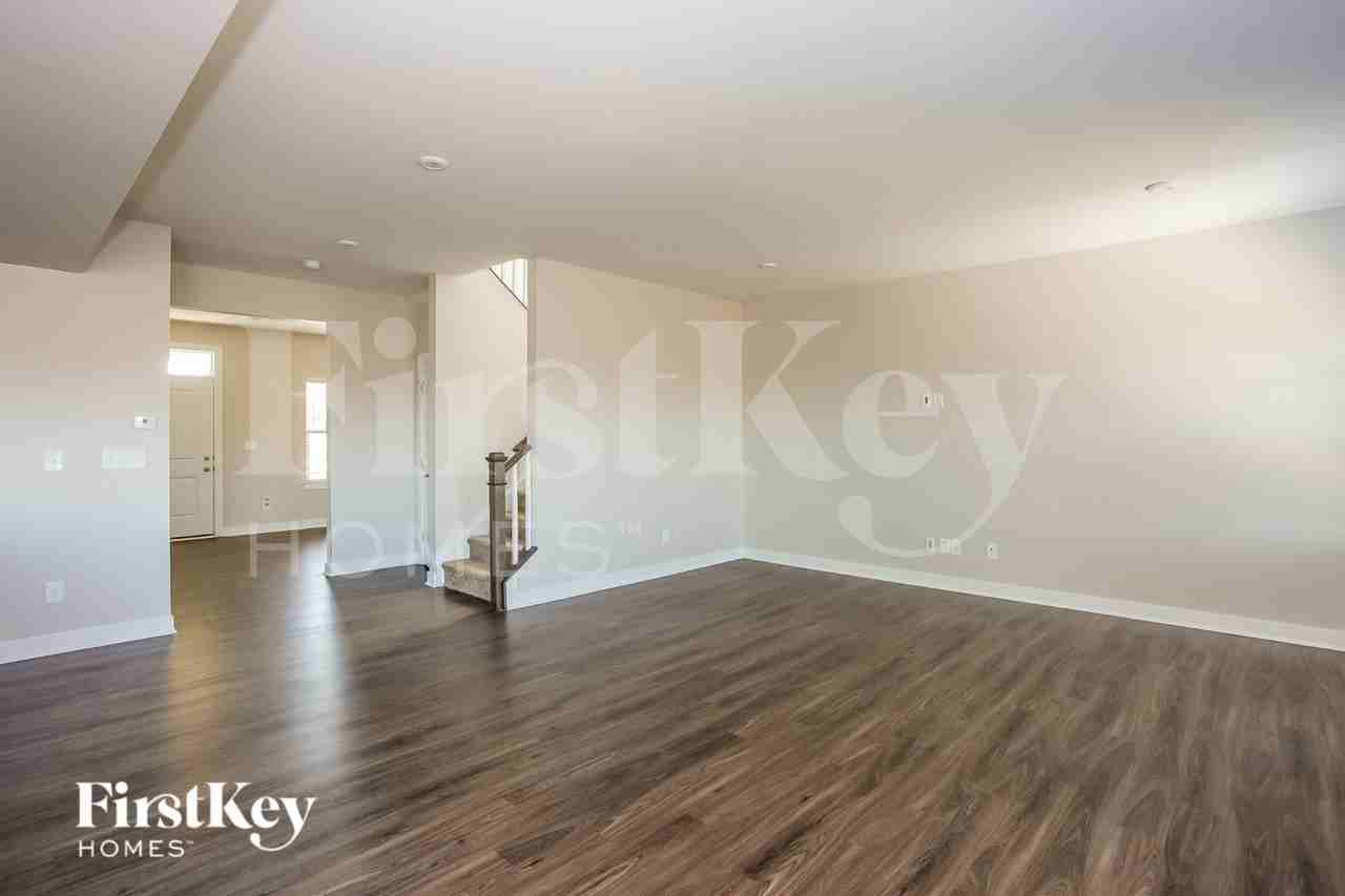 1658 Scarbrough Cir Sw - Photo 4 of 15