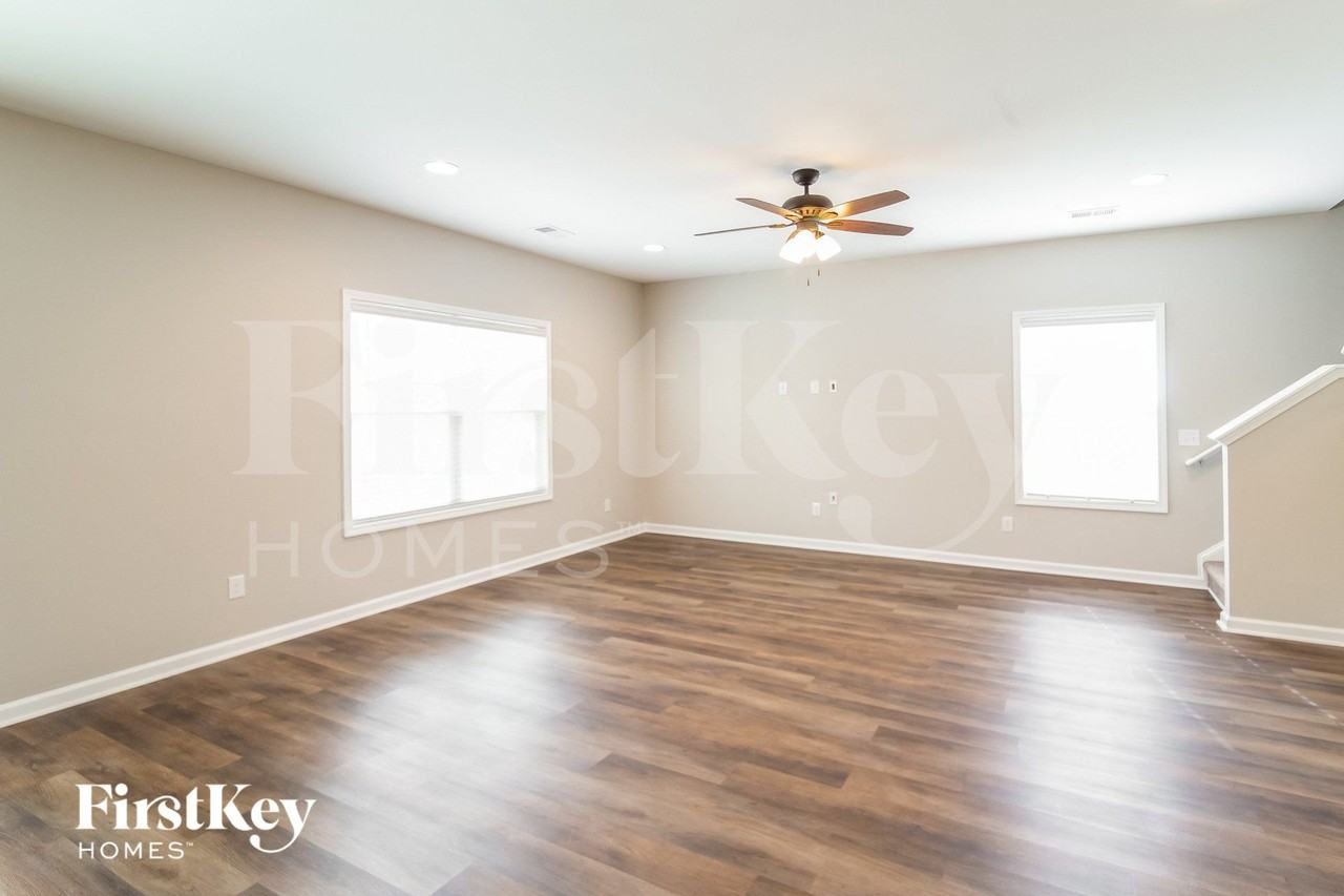 226 Hyrne Dr - Photo 3 of 15