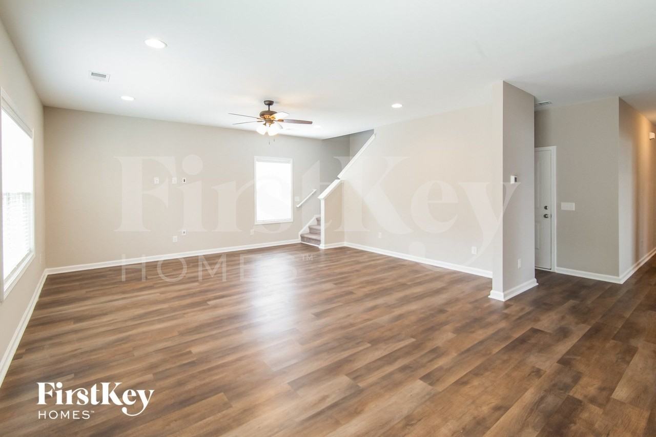 226 Hyrne Dr - Photo 4 of 15