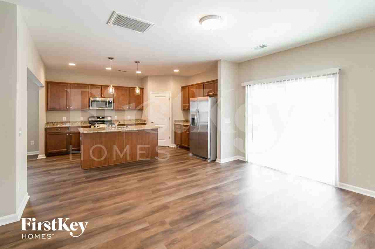 226 Hyrne Dr - Photo 5 of 15