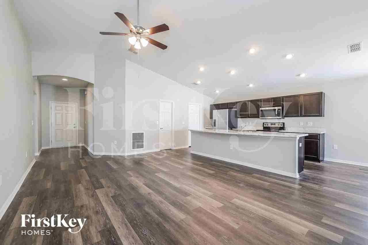 911 Kingfisher Dr - Photo 4 of 15