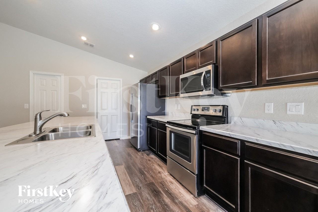 911 Kingfisher Dr - Photo 5 of 15