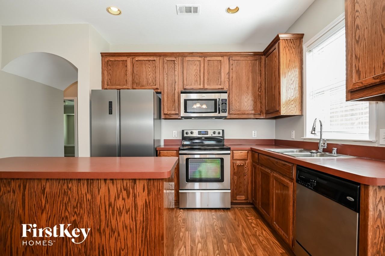 1309 Honeywood Ln - Photo 5 of 15