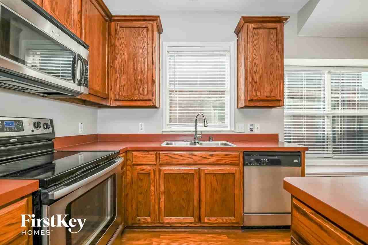 1309 Honeywood Ln - Photo 6 of 15