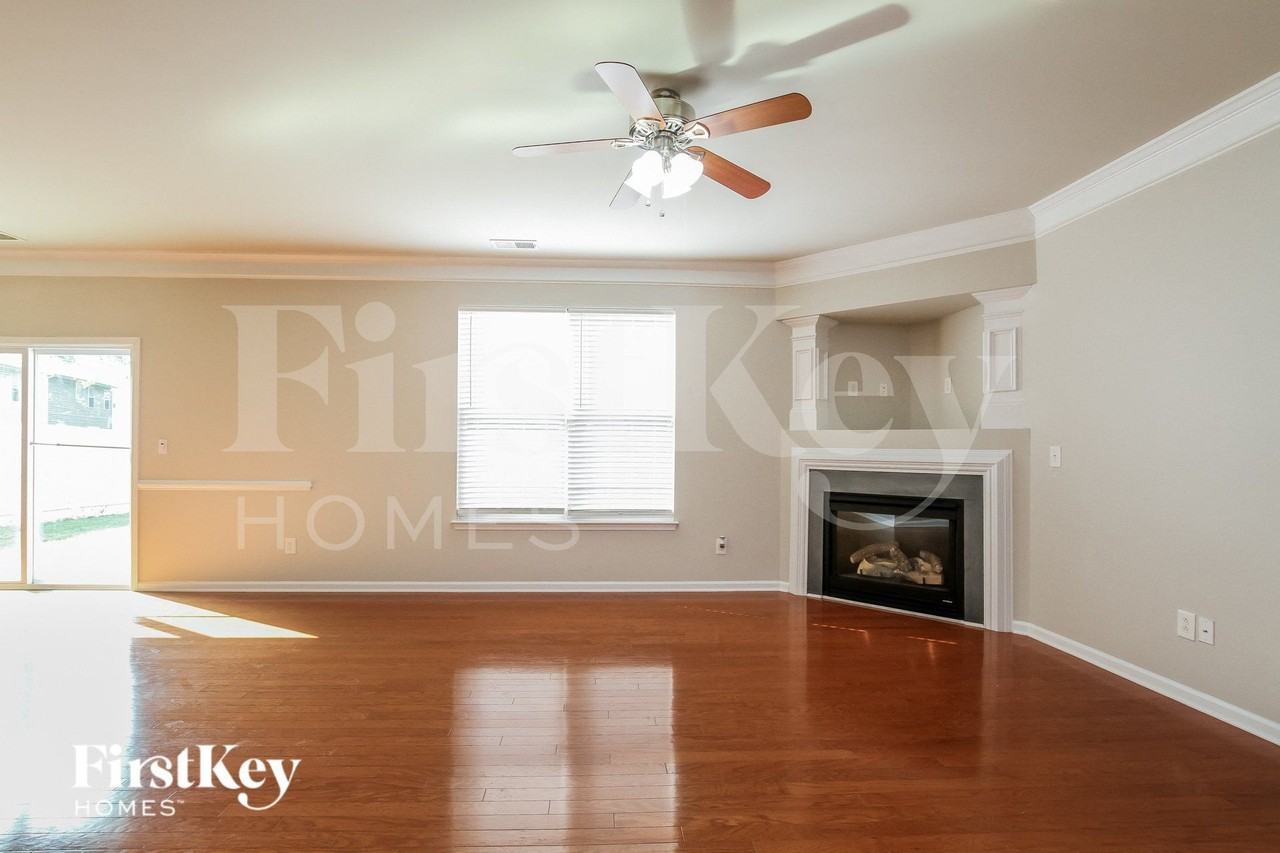 1046 Mearn Rd - Photo 2 of 15