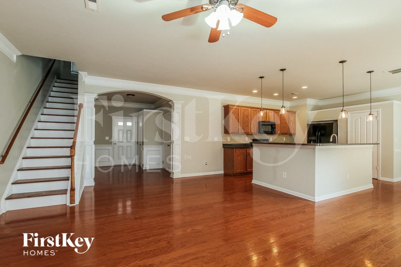 1046 Mearn Rd - Photo 3 of 15