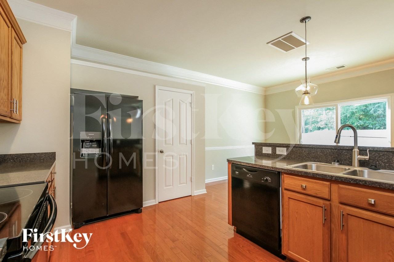 1046 Mearn Rd - Photo 5 of 15