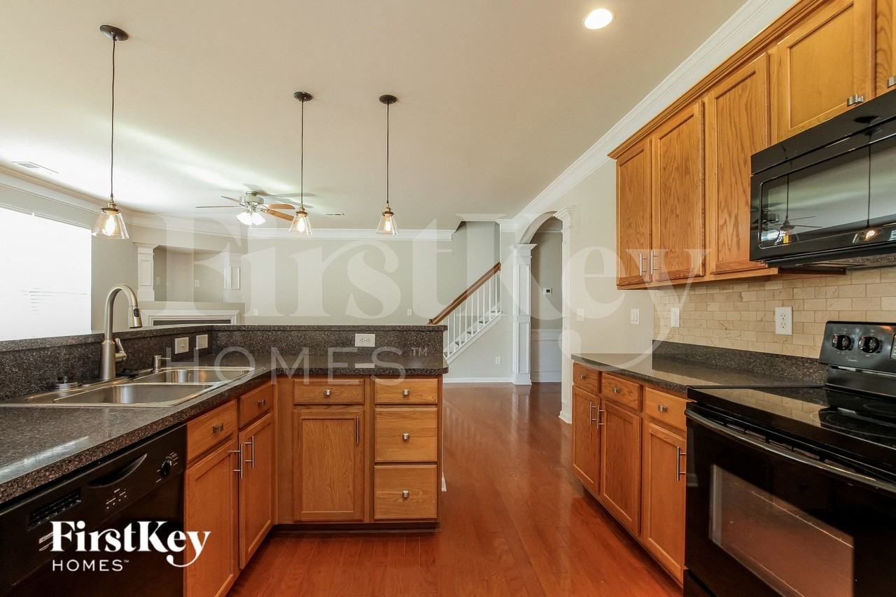 1046 Mearn Rd - Photo 6 of 15