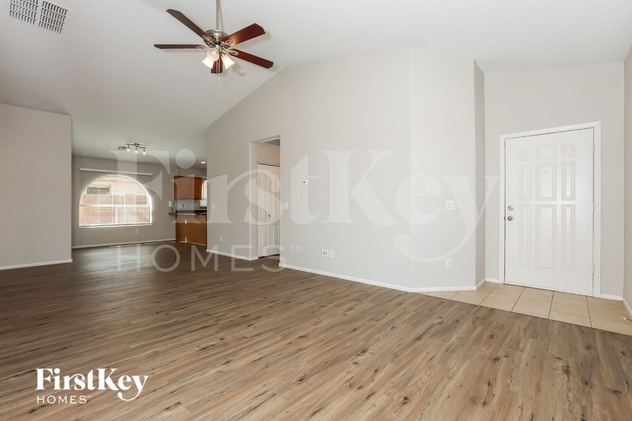 38173 N Lamar Dr - Photo 3 of 15