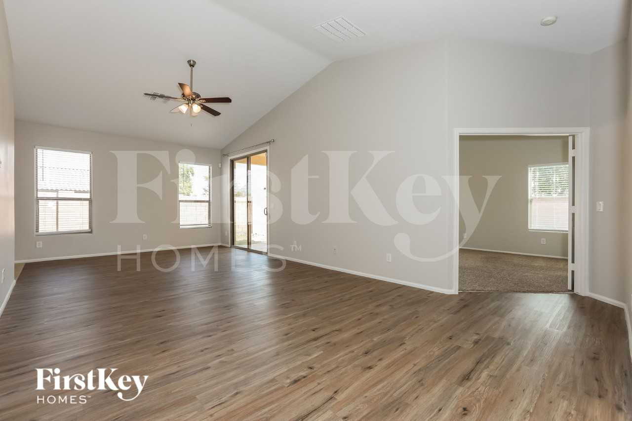 38173 N Lamar Dr - Photo 4 of 15