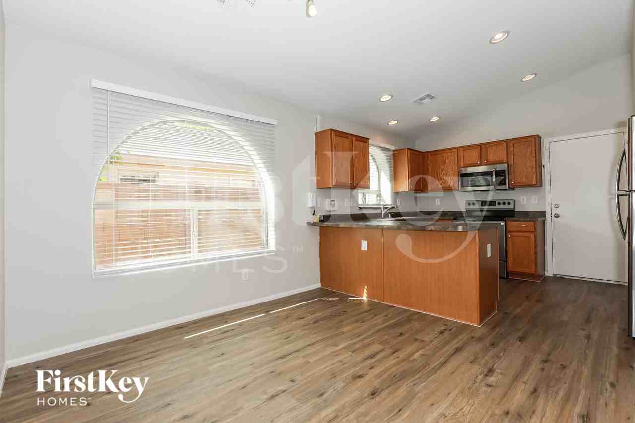 38173 N Lamar Dr - Photo 5 of 15